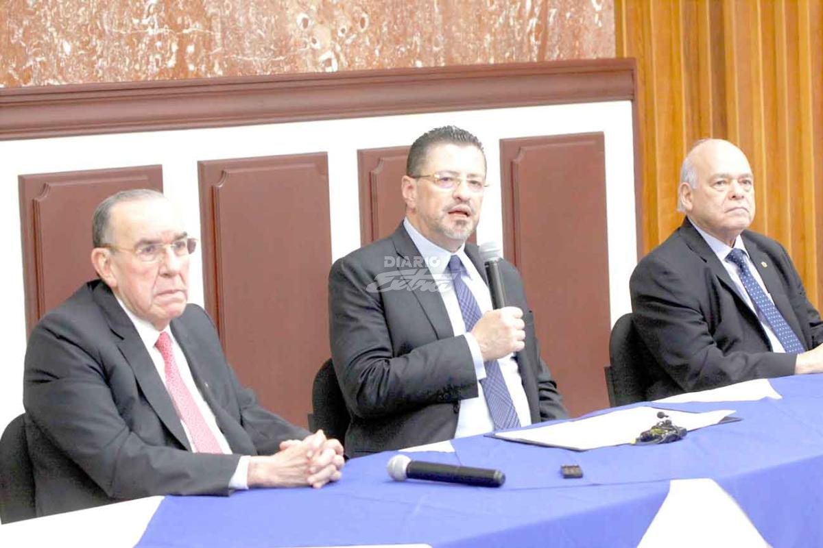 Un grupo de personas sentadas frente a una mesa con un traje de vestir
Descripción generada automáticamente con confianza media